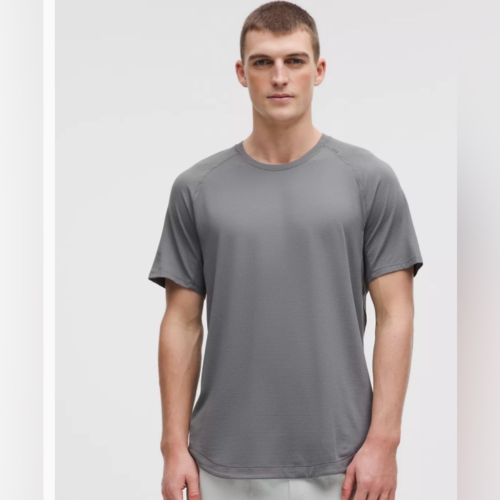 Men’s Lululemon gray tee